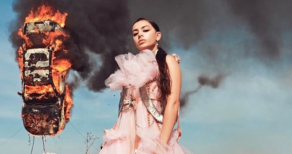 Британская певица Charli XCX сняла клип на Троещине - видео