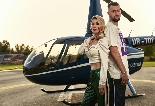 Угон, заложники и наряд полиции: TamerlanAlena представляют клип на песню "Не уходи домой"