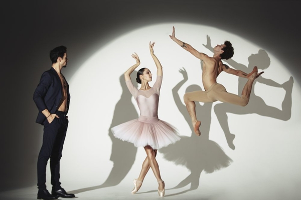 По приглашению Александра Стоянова американские артисты эмигрировали в Украину