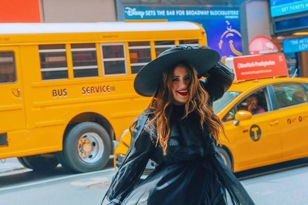 Солистка KAZKA поделилась соблазнительными фото в купальнике