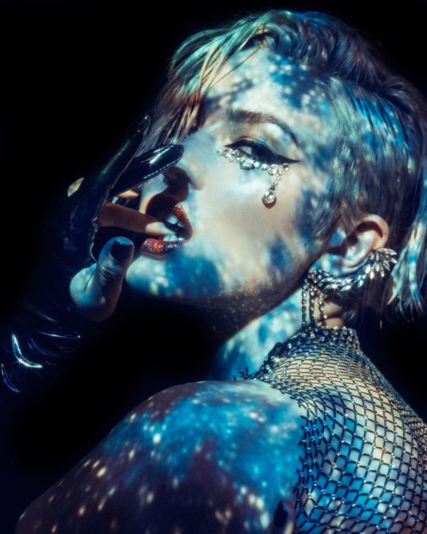 "Увидели сходство": Квартал потроллил яркий образ MARUV