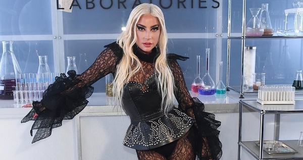 Леди Гага вместе с фанатом упала со сцены - Видео