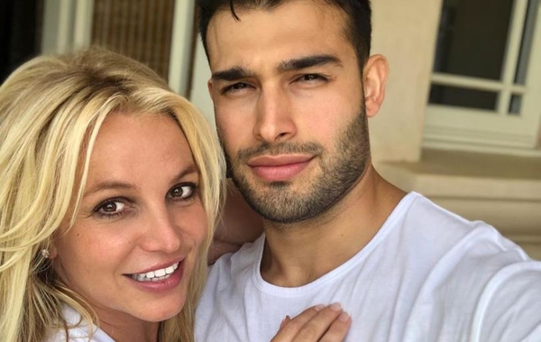 Бритни Спирс показала, как делает гимнастику вместе с любимым