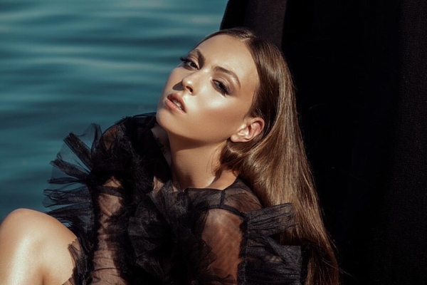 Полякова-младшая в экстремальном мини сделала фото с одноклассницами