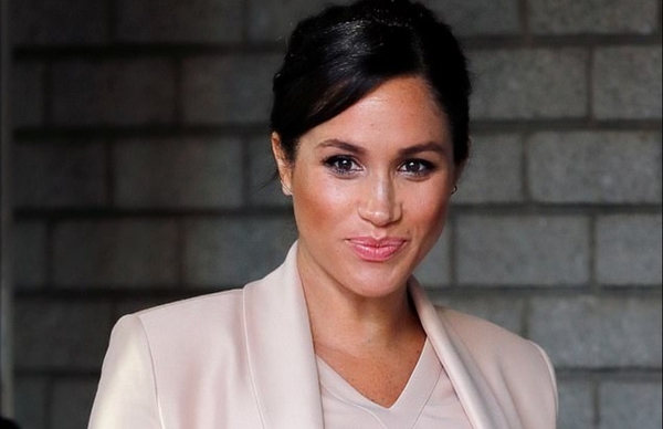 Меган Маркл оконфузилась на публике, нарушив королевский протокол - видео