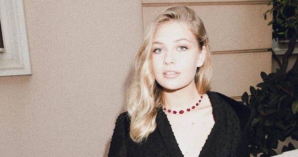 "Стройная как мама": Дочь Веры Брежневой похвасталась фигурой в бикини