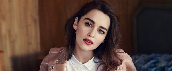 "Мать драконов" Эмилия Кларк засветилась в объятиях двоих "сериальных" мужей