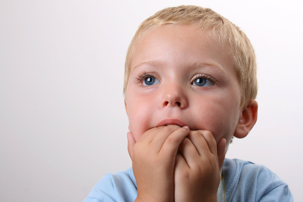 Почему ребенок грызет ногти: причины и рекомендации