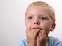 Что делать, если ребенок грызет ногти: советы доктора Комаровского