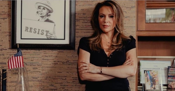 Звезда "Зачарованных" Алиса Милано показала фото, на котором кормит грудью дочку