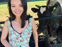 "Коровы меня облизывали и жевали одежду": актриса Ольга Павловец о съемках в фильме "Живая вода"