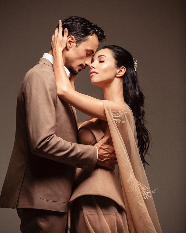 Екатерина Кухар вместе с мужем снялась в клипе группы Mari Cheba - видео