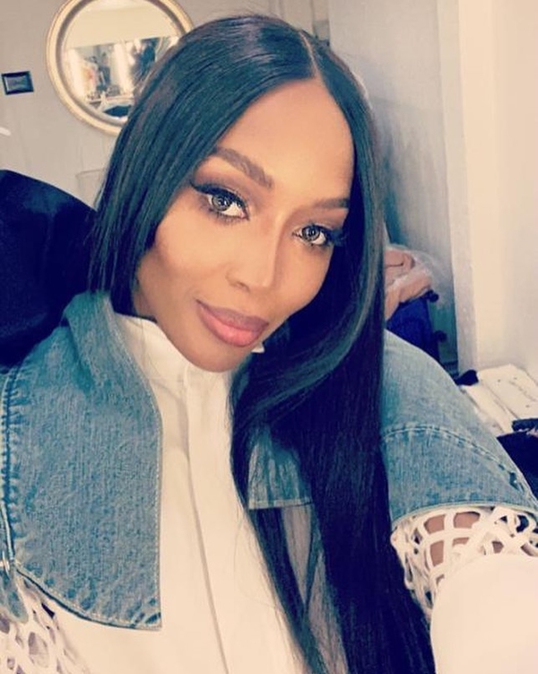 Наоми Кэмпбелл покорила Сеть в эротическом белье и зеленом парике