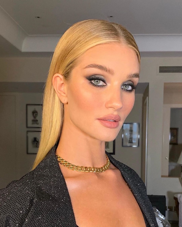 Ну очень сексуально: Жена "перевозчика" Стейтема снялась в белье с подтяжками