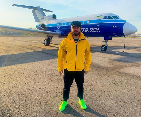 Дзидзьо напугал фанов новостью об аварийной посадке своего самолета