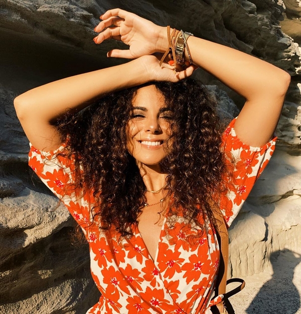 Настя Каменских показала фото без макияжа