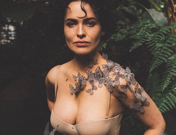 Даша Астафьева поразила новой фотосессией в корсете