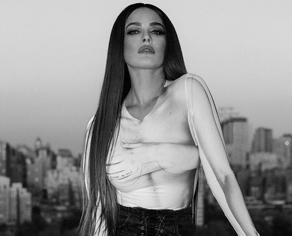 Даша Астафьева устроила жаркую фотосессию на столичном паркинге - фото