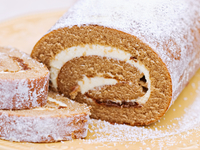 Сытно и просто: шоколадный рулет с творожной начинкой