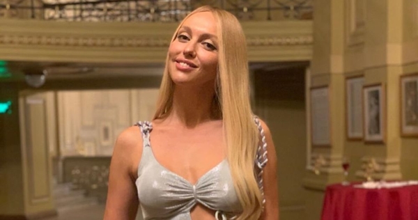 Оля Полякова "обнажила" грудь на концерте известной рок-группы - фото