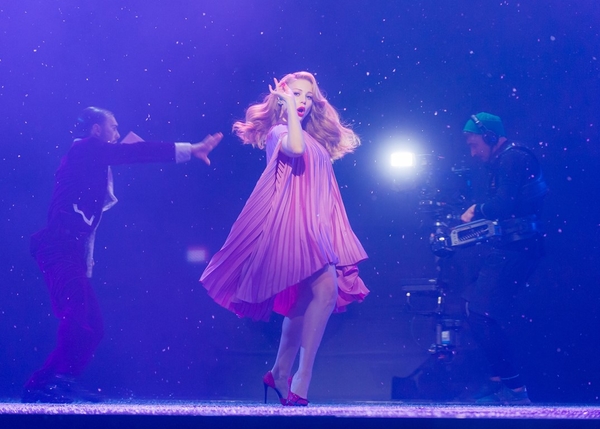 Тина Кароль поразила элегантным образом на съемках новогоднего шоу