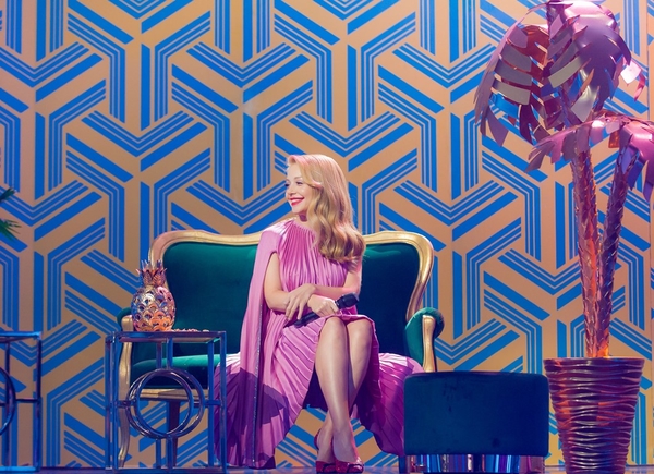 Тина Кароль поразила элегантным образом на съемках новогоднего шоу