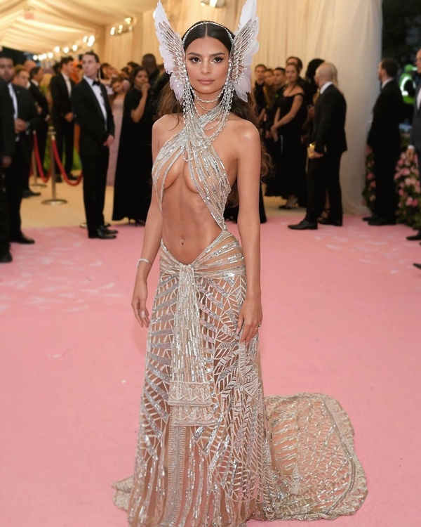 История Met Gala: Самые скандальные и сумасшедшие образы звезд