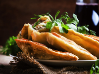 Как приготовить домашние чебуреки: рецепт дня