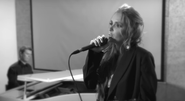 Разведенная Слава Каминская презентовала live-видео на песню "Скучаю"