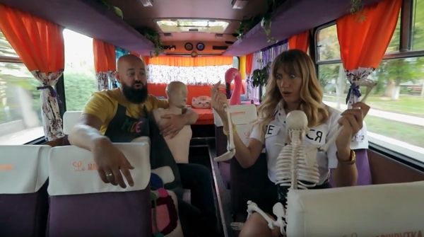 Леся Никитюк подвезла мужчину со скелетом и сломала ему руку