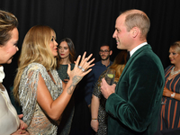 Принц Уильям поцеловал на публике известную певицу - фото