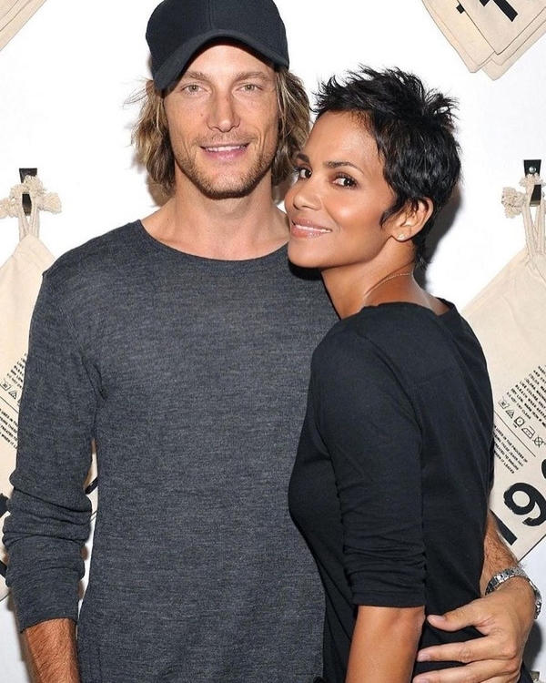 Холли Берри обвинила экс-бойфренда в расизме и кровосмешении