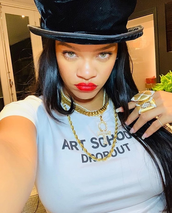 Вот это наряд! Рианна явилась на премьеру фильма в платье-халате без белья