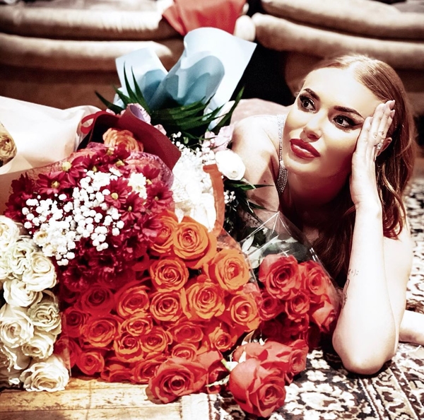 "Горяча!": Слава Каминская взбудоражила Сеть откровенными образами