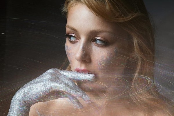 Перехватило дух: Тина Кароль сфотографировалась в одних перчатках