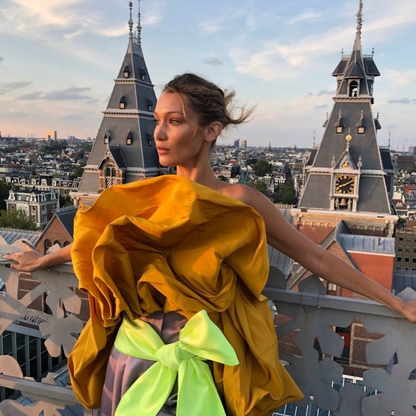 Красотка Белла Хадид засветила грудь в мокрой блузе