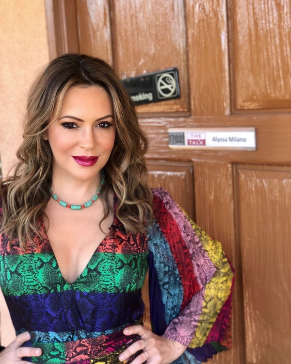 Звезда "Все женщины ведьмы" покрасила волосы в ярко-сиреневый