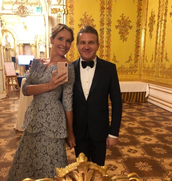 Суровые хот-доги: Горбунов и Осадчая позабавили Сеть дорожными кадрами