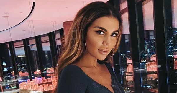 "Все выглядит вот так": Седокова насмешила Сеть снимком с детьми