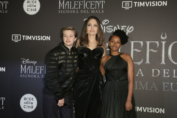 13-летняя дочь Джоли и Питта официально сменила имя на мужское