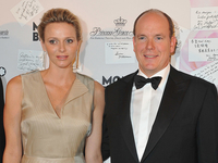 Княгиня Шарлен и князь Альбер II презентовали рождественскую открытку