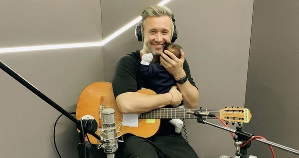 Сергей Бабкин показал 5-месячному сыну первый снег: милое фото