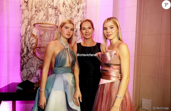 18-летние сестры Энрике Иглесиаса засветились на Балу дебютанток в Париже