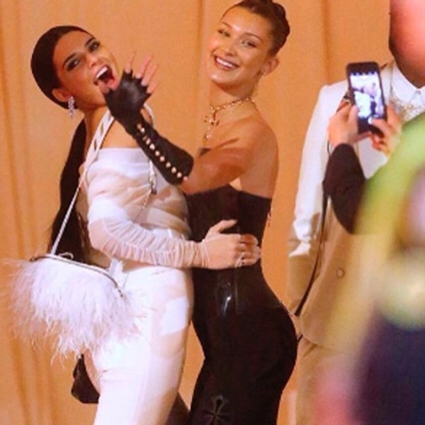 Одна другой краше: Две самые известные модели засветились на прогулке