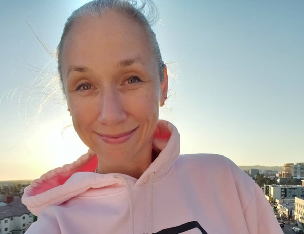 Избранница Киану Ривза рассказала, почему не красит седые волосы