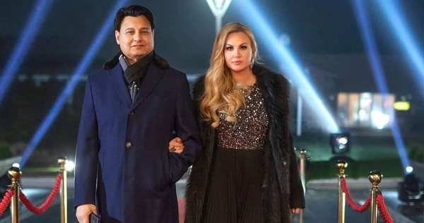 Камалия с новой стрижкой снялась в семейной рождественской фотосессии