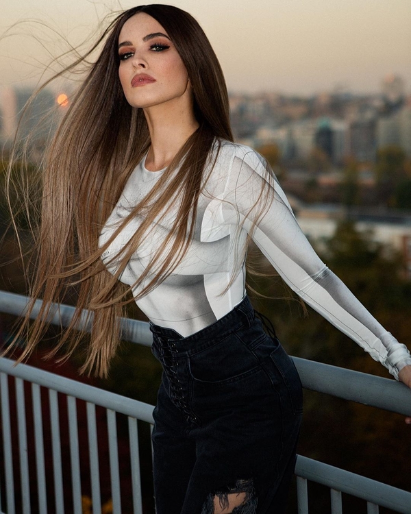 Минимум макияжа: Даша Астафьева похвасталась фотосессией в откровенном боди