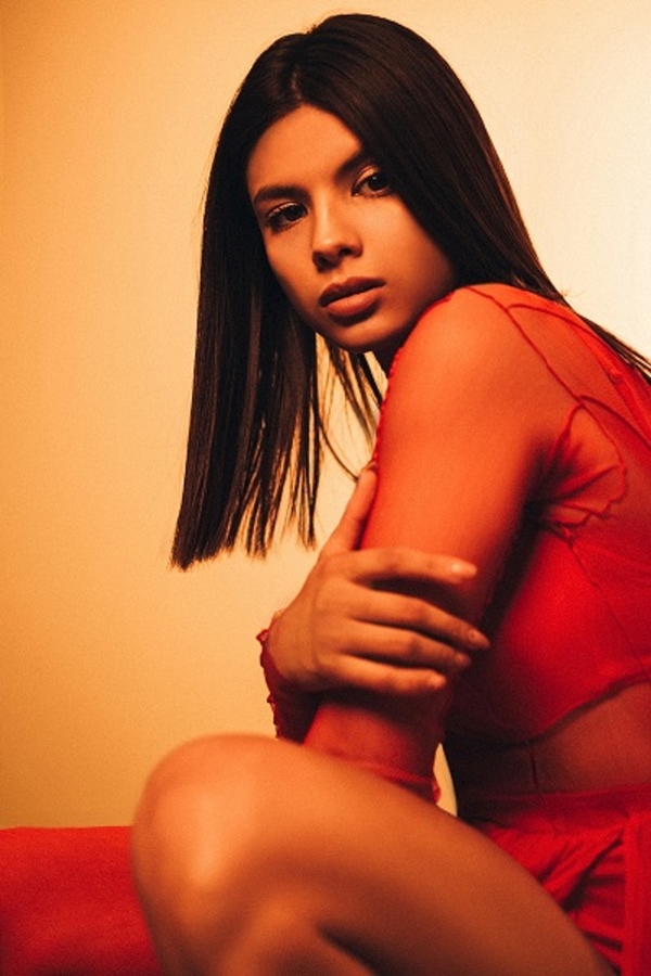 На новогодней "Ночи Суперхитов" MICHELLE ADNRADE превратит сцену в латиноамериканский город