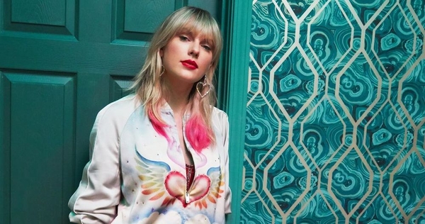 Тейлор Свифт показала свои детские кадры в новом клипе "Christmas Tree Farm"