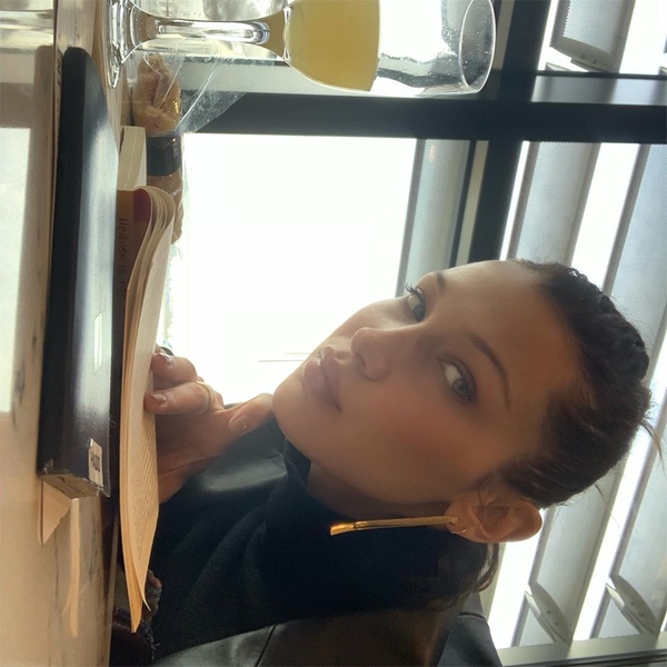 В очках и без белья: Белла Хадид поделилась пикантными кадрами